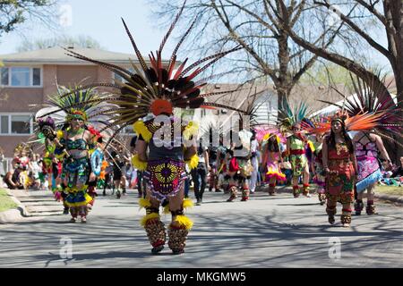 Danseurs du Kalpulli Ketzal Coatlicue, au festival Premier Mai à Minneapolis, Minnesota, USA. Banque D'Images