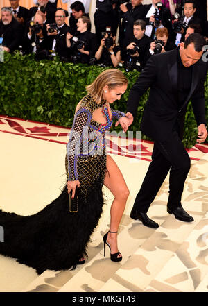 Jennifer Lopez et Alex Rodriguez participant à la Metropolitan Museum of Art Costume Institute Gala-bénéfice 2018 à New York, USA. Banque D'Images