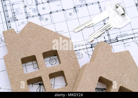 Modèle miniature de chambre et les clés sur le plan stratégique, plan de construction Banque D'Images