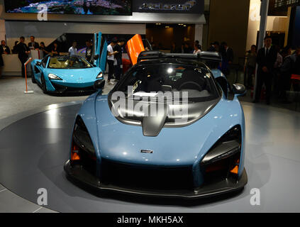 Une hypercar McLaren Senna au salon de l'automobile 2018 AutoChina à Beijing, avec un bleu clair P1 derrière Banque D'Images