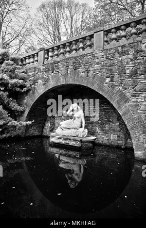 Statue de Sabrina, déesse de la rivière Severn, dans la région de Shrewsbury, Shropshire, Royaume-Uni Banque D'Images