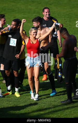 Crawley Sussex, UK 7 mai 2018 - Kerry Katona vu lors d'un match de football à Crawley Town Football Club. L'argent recueilli ira à Buzby 4 qui a la paralysie cérébrale tétraplégique et a besoin d'une chirurgie pour contribuer à lui faire marcher sans aide. Credit : James Boardman/Alamy Live News Banque D'Images