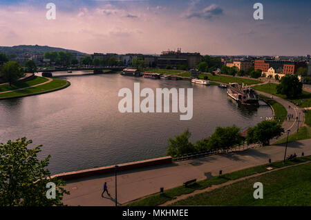 Une vue sur la rivière Vistule, au coucher du soleil du Château Wavel à Cracovie, Pologne. Banque D'Images