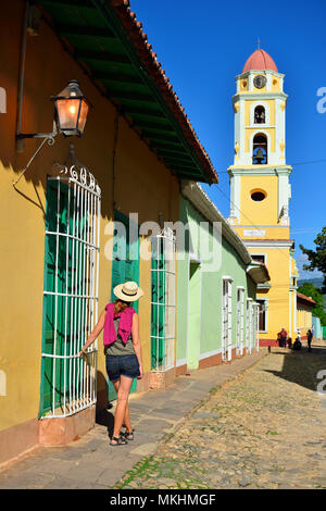 Tourisme La visite de la ville de Trinidad est à la recherche à la tour de l'église San Francisco de Asís étant par la place principale de la ville la plus touristique Tr Banque D'Images