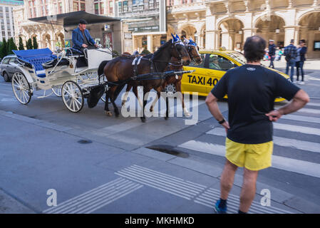 Calèche Fiaker appelé en face de l'Opéra d'État de Vienne à Vienne, Autriche Banque D'Images