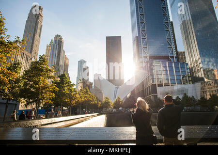 NEW YORK - Etats-Unis - 28 octobre 2017. Un couple est debout devant le mémorial de Ground Zero à Manhattan. Banque D'Images