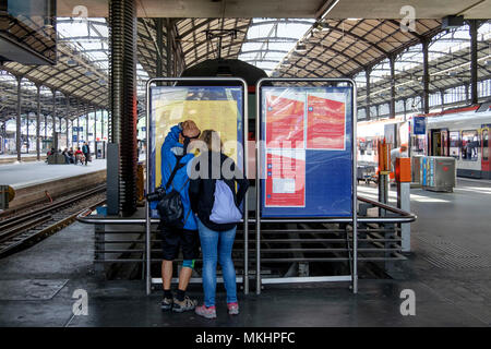 Les personnes qui vérifient les horaires à la gare principale de Zurich HB, Zurich, Suisse, Europe Banque D'Images