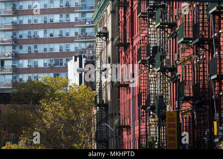 NEW YORK - Etats-unis- 28 octobre 2018. Close-up view of New York City style bâtiments avec escaliers de secours le long de Mott street dans le quartier chinois Banque D'Images