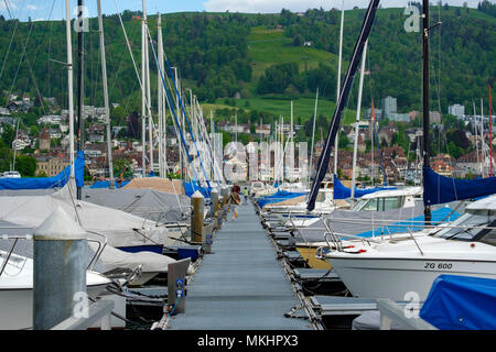 Bateaux et yachts dans la marina de Zug, Suisse, Europe Banque D'Images