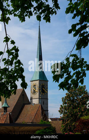 Tour de l'horloge de l'église St Oswald dans la ville de Zug, Suisse, Europe Banque D'Images
