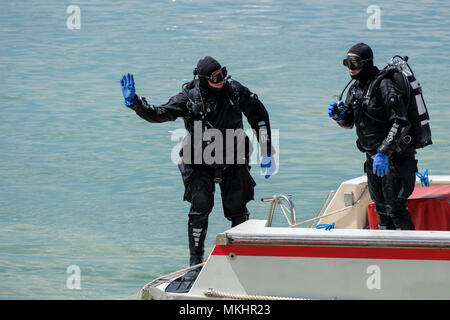 Deux plongeurs dans l'équipement de plongée complet sur un bateau Banque D'Images