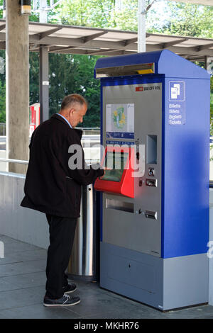 Acheter des billets d'homme à une machine à Cham, Suisse, Europe Banque D'Images