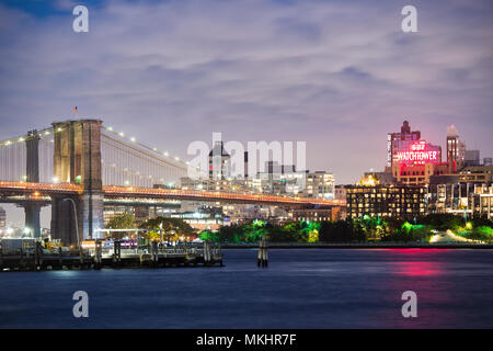 NEW YORK - Etats-Unis - 29 octobre 2017. Vue sur Manhattan skyline illuminée au crépuscule sur le fleuve Hudson. New York City, USA. Banque D'Images