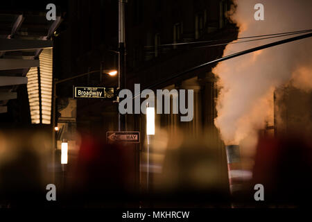 Signe de Broadway éclairés la nuit à Manhattan, New York. Vapeur s'échappant de l'écoutille sur le côté droit. Banque D'Images