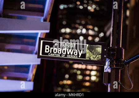 Signe de Broadway éclairés la nuit à Manhattan, New York. Bâtiment de flou en arrière-plan. Banque D'Images