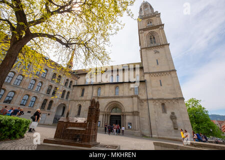 Cathédrale Grossmünster à côté de son modèle à l'échelle de bronze à Zurich, en Suisse, en Europe Banque D'Images