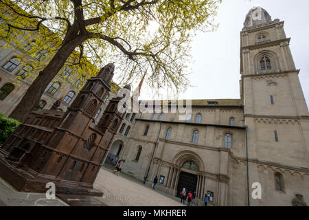 Cathédrale Grossmünster à côté de son modèle à l'échelle de bronze à Zurich, en Suisse, en Europe Banque D'Images