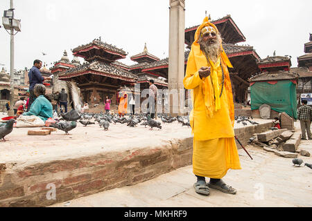 Katmandou - Népal 08 avril 2018. Sadhu dans des vêtements colorés et visage peint debout sur Durbar Square pour demander l'aumône à Katmandou, au Népal. Banque D'Images