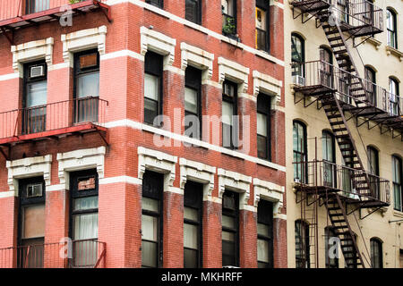 Close-up view of New York City style bâtiments avec escaliers de secours le long de Mott street dans le quartier de Chinatown Manhattan NYC. Banque D'Images