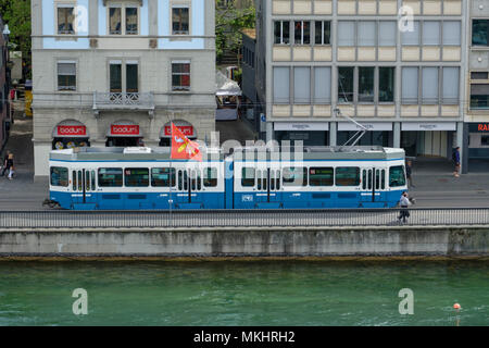 Portrait d'un tramway sur les rues de Zurich à côté de rivière Limmat, Suisse, Europe Banque D'Images