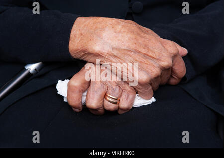 Close up d'une vieille femme ridée de mains Banque D'Images