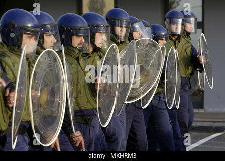 Les agents de police anti-émeute avec un casque et les protections Banque D'Images