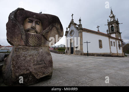 Sculpture en l'honneur des pèlerins de Saint-Jacques de la voie à côté de l'Igreja de Santo António da Torre Velha église catholique à Ponte de Lima, Portugal Banque D'Images