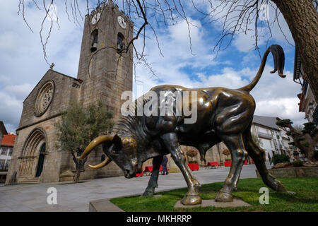 Statue en bronze d'un taureau utilisé pendant la Vaca das Cordas festivités traditionnelles en face de l'Igreja Matriz à Ponte de Lima, Portugal Banque D'Images