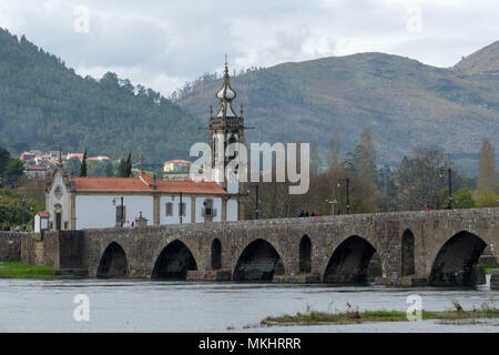 Igreja de Santo António da Torre Velha à côté de l'église catholique pont médiéval sur la rivière Lima à Ponte de Lima, Portugal, Europe Banque D'Images