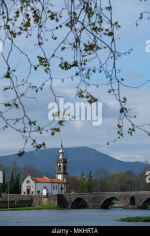 Igreja de Santo António da Torre Velha à côté de l'église catholique pont médiéval sur la rivière Lima à Ponte de Lima, Portugal, Europe Banque D'Images