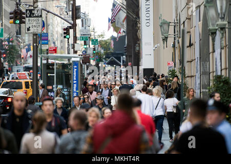 NEW YORK - Etats-Unis - 2 NOVEMBRE 2017 : les touristes à pied sur la 5e avenue à New York, Manhattan, USA. Banque D'Images