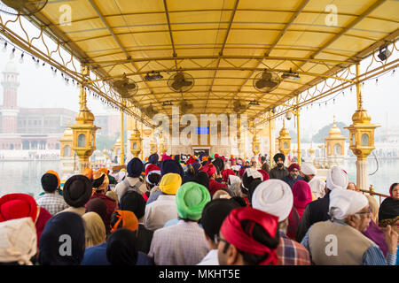 AMRITSAR, INDE - 13 NOVEMBRE 2017 : les touristes et les pèlerins attendent en ligne à l'entrée Le Harmandir Sahib (Temple d'or) Banque D'Images