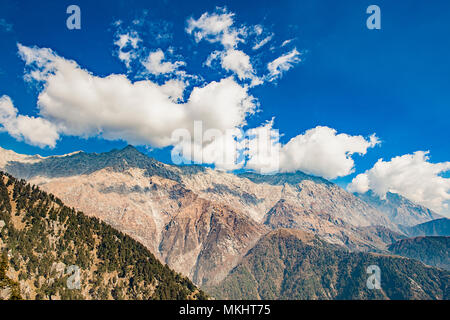 Une belle vue sur les chaînes de montagnes Dhauladhar durant une journée ensoleillée et quelques nuages. Triund, Himachal Pradesh. L'Inde Banque D'Images