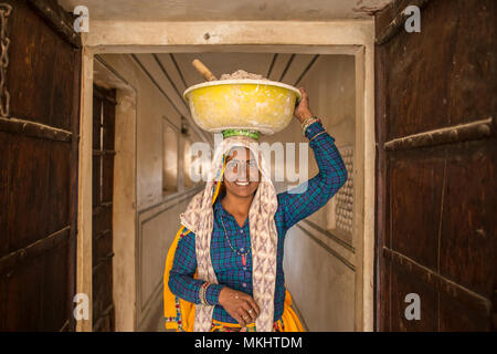 JAIPUR - INDE - 2 décembre 2017. Portrait of a beautiful smiling Indian women des ouvriers à travailler la restauration d'un ancien palace, Jaipur, Rajasthan, Inde. Banque D'Images