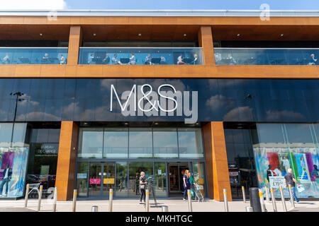 Dimanche 06 Mai 2018 - Marks & Spencer store sur le Gemini Retail Park à Warrington, Cheshire, a une partie de leur restaurant au-dessus de l'entrée principale Banque D'Images