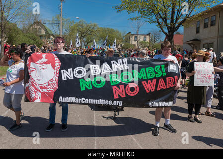 MINNEAPOLIS - 6 mai 2018 : Des manifestants anti-guerre en mars chaque année Minneapolis peut Day Parade. Banque D'Images