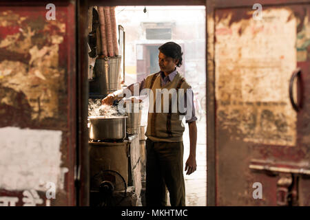 NEW DELHI - INDE - 11 janvier 2018. Un Indien est la préparation de la célèbre Masala chai. Est un thé aromatisé boissons faites par la préparation du thé noir avec un m Banque D'Images