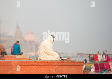 VARANASI - INDE - 12 janvier 2018. La méditation, saint homme méditant Sadhu à les ghats de Varanasi, Bénarès, Uttar Pradesh, Inde, Asie Banque D'Images