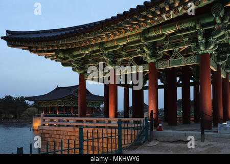 Un signal lumineux à la décoration colorée, pavillon de l'Étang Anapji (Wolji) au crépuscule, une partie de la Silla Donggung complexe de Palais à Gyeongju, Corée du Sud. Banque D'Images