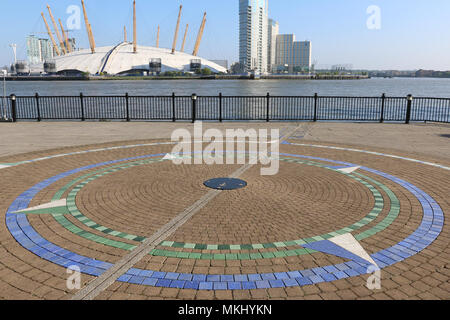 Un marqueur au Virginia Quay de peuplier montrant le premier méridien mesuré à partir de Greenwich. De l'autre côté de la rivière est l'O2 et l'Hôtel Intercontinental. Banque D'Images