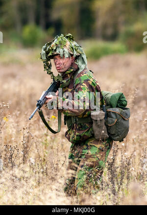 1970 - 1980 soldat de l'Armée britannique en camouflage et portant un casque d'acier (SLR) Carabine Self-Loading L1A1 - calibre de 7,62 mm (posée par modèle) Banque D'Images