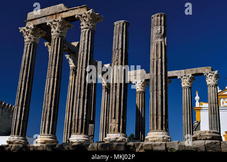 Ruines du temple romain dans la ville du patrimoine mondial de l'Évora Banque D'Images