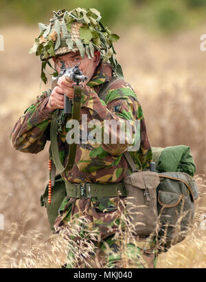 1970 - 1980 soldat de l'Armée britannique en camouflage et portant un casque d'acier (SLR) Carabine Self-Loading L1A1 - calibre de 7,62 mm (posée par modèle) Banque D'Images