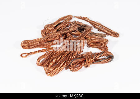 Fil de cuivre. Close-up. Isolé sur fond blanc. Banque D'Images