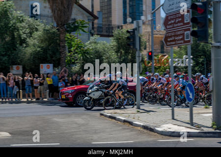 Haïfa, Israël - Mai 05, 2018 : Scène de la phase 2 de 2018 Giro d'Italia, avec les cyclistes et spectateurs, à Haïfa, Israël Banque D'Images