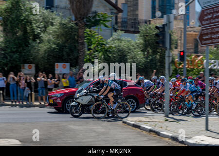 Haïfa, Israël - Mai 05, 2018 : Scène de la phase 2 de 2018 Giro d'Italia, avec les cyclistes et spectateurs, à Haïfa, Israël Banque D'Images