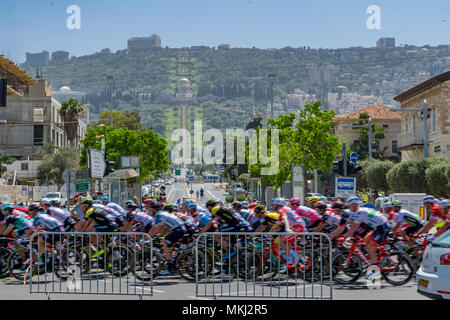 Haïfa, Israël - Mai 05, 2018 : Scène de la phase 2 de 2018 Giro d'Italia, avec les cyclistes et spectateurs, et la colonie allemande, jardins de Bahai et culte dans Banque D'Images