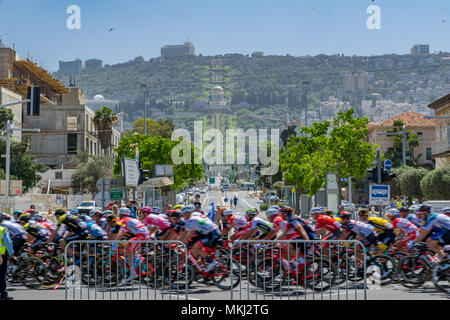 Haïfa, Israël - Mai 05, 2018 : Scène de la phase 2 de 2018 Giro d'Italia, avec les cyclistes et spectateurs, et la colonie allemande, jardins de Bahai et culte dans Banque D'Images