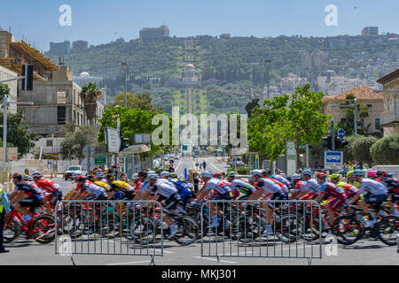 Haïfa, Israël - Mai 05, 2018 : Scène de la phase 2 de 2018 Giro d'Italia, avec les cyclistes et spectateurs, et la colonie allemande, jardins de Bahai et culte dans Banque D'Images