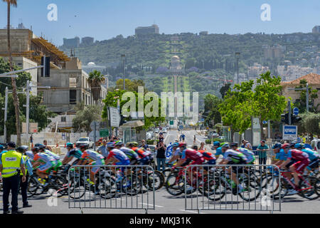 Haïfa, Israël - Mai 05, 2018 : Scène de la phase 2 de 2018 Giro d'Italia, avec les cyclistes et spectateurs, et la colonie allemande, jardins de Bahai et culte dans Banque D'Images